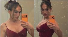 Și Moș Crăciun ar fi fost sedus de o asemenea apariție! Jennifer Lopez, irezistibilă la cina de Crăciun, într-o rochie seducătoare mulată și decoltată