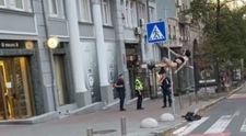 Un dans la bară mai puțin obișnuit. O tânără s-a urcat pe stâlpul unui indicator rutier ca să facă show