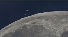 Viral pe TikTok! Două OZN-uri au fost filmate survolând partea întunecată a Lunii. Comentariile utilizatorilor sunt geniale