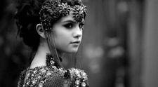Selena Gomez, look de vampa sexy pe strazile din Paris. Ce schimbare de stil si atitudine a facut  
