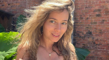 Laura Cosoi și-a etalat burtica de gravidă în costum de baie. Cum arată vedeta însărcinată pentru a treia oară