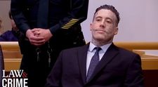 Wade Wilson, criminalul condamnat de două ori la moarte, continuă să primească scrisori de dragoste, bani și cadouri de la admiratoare. Un documentar explorează fascinația macabră a femeilor pentru Deadpool Killer