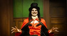 De Halloween, Alex Bogdan este vampirul Eduard și ne invită în 