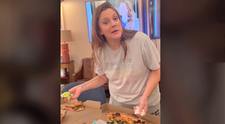 VIDEO Cum mănâncă Drew Barrymore pizza. „Mă simt chiar vinovată”