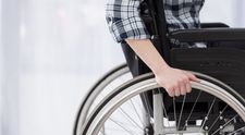 Revoltător! O femeie aflată în scaun cu rotile a fost tâlhărită de trei copii