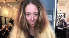 Nu se mai tunsese de ani buni. Cum arata femeia din imagini dupa 7 ore petrecute la salon. Schimbarea e incredibila