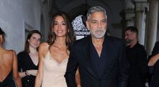 Cum a reacționat Amal, soția lui George Clooney, când actorul și-a vopsit părut pentru rolul de pe Broadway: „Arătam ca un dealer”