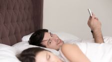 După un ménage à trois, o femeie din Mangalia a avut șocul vieții. A fost filmată pe ascuns, apoi șantajată zile întregi. Ce s-a întâmplat când imaginile interzise au ajuns pe internet