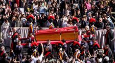 Cum au reacționat credincioșii când sicriul deschis, cu trupul neînsuflețit al Papei, a fost purtat prin mulțimea strânsă la Vatican FOTO