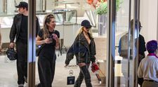 O cântăreață celebră a mers la mall într-o ținută imposibil de ignorat! Paparazzii au surprins-o la o sesiune de shopping în magazinele de lux