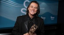 Părea cel mai vesel om de pe planetă, dar viața lui e un șir de tragedii și controverse. Învinuit de moartea iubitei sale, Jim Carrey încearcă să revină în lumina reflectoarelor
