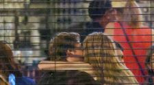 Au făcut tot posibilul să-și țină relația secretă, dar paparazzii i-au surprins când se sărutau într-un restaurant. Sarah Pidgeon din „Love Story” și fostul iubit al lui Taylor Swift sunt cuplul momentului