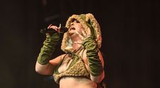 Lola Young, apariție dezinhibată la Festivalul Coachella! Artista britanică, la un pas să vomite pe scenă