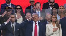 Melania și Donald Trump, schimb de replici ireale în timpul paradei militare de ziua președintelui SUA. ”L-am împuns cu degetul”