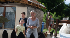VIDEO O mamă și copiii ei, izolați într-o cămăruță după ce casa le-a luat foc
