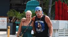 Ce fericită e proaspăta soție a lui Hulk Hogan! Sky Daily radiază la brațul legendarului luptător WWE