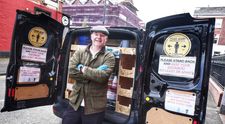 Un pub din Belfast livrează acasă halbe de bere Guinness, pentru a-i convinge pe oameni să stea în casă