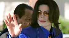 FOTO Cum arăta dormitorul lui Michael Jackson în ziua morții sale. Mâncare putrezită și păpuși 'creepy' de porțelan