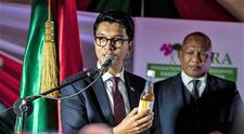Ceaiul de plante din Madagascar care ar vindeca bolnavii infectați cu coronavirus, testat în laborator