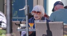 Un monstru sacru de la Hollywood, apariție rară la un cocktail, în Malibu. Actrița, câștigătoare a premiului Oscar, era renumită pentru frumusețea ei