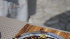 Cum au gătit chef Florin Dumitrescu și Sorin Bontea mațe fripte, în al cincilea episod „Pe drumul gustului”