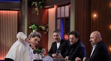Finala MasterChef, 11 decembrie 2024. Degustarea felului principal oferă o ultimă șansă unuia dintre concurenți. Cei trei chefi au de luat o decizie complicată: „Are gust de medicament la fiolă”