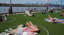 Noua „normalitate”? Cum se relaxează oamenii într-un parc din New York