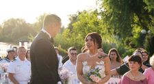 Andreea și Emilian se întâlnesc pentru prima dată în fața ofițerului de stare civilă, Elena Lasconi