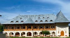 Cât costă o noapte de cazare la Mănăstirea Putna. Ce a povestit o turistă care a decis să parcurgă Via Transilvanica