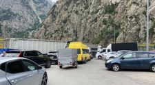 Rușii care fug de mobilizare își vând mașinile la prețuri mici. La granița cu Georgia, s-a format o adevărată piață
