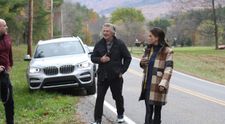 Alec Baldwin s-a oprit pe marginea drumului să le răspundă reporterilor: Copiii mei plâng în mașină