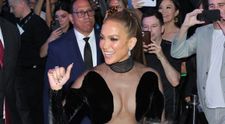 Jennifer Lopez, acoperita doar de câteva fâșii de material la premiera noului ei documentar. Cum arată rochie ei ultra sexy