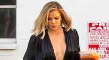Khloe Kardashian, foarte sexy intr-o camasa neagra, fara sutien. Cat de bine arata vedeta dupa ce a slabit considerabil