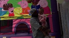 Fiica de doi ani a unui influencer a murit înecată în piscina familiei. Ce făceau părinții ei în momentul tragediei