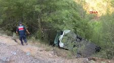 Cel puțin 30 de persoane au murit și alte 15 au fost rănite după ce un autocar s-a prăbușit într-o râpă! Imagini devastatoare de la locul accidentului