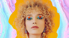 Alexia Țalavutis își sărbătorește al doilea majorat în videoclipul piesei “Shoturi pe banii mei”