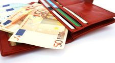 O tanara dintr-o familie saraca, ce traieste intr-o coliba, a returnat 1.000 de lei gasiti pe strada