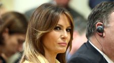 Melania Trump ține pasul cu vara. Cât costă sacoul pe care l-a purtat la întâlnirea cu Președintele Finlandei
