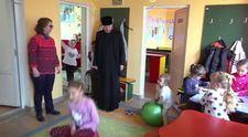 Preotul Vladimir din Razboieni a schimbat viata a sute de suflete. Centrele in care ii ajuta pe copii si pe varstnici