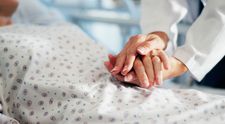 A ignorat un simptom banal, crezând că e răcită, însă a primit un diagnostic crunt! Cum a aflat o femeie că suferă de cancer