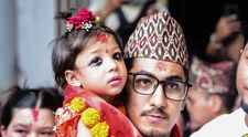 Fetiță de 2 ani, aleasă „zeiță vie” în Nepal. Ce înseamnă pentru micuța Aryatara Shakya această viață