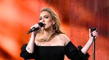 Adele, reacție neașteptată la un concert după ce fanii au aruncat cu obiecte în mai mulți artiști pe scenă: 