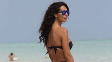 Poate fi considerata una dintre cele sexy aparitii la plaja. Vedeta care a facut senzatie intr-un costum de baie decupat