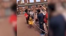 Turistă bruscată de unul dintre gardienii Reginei. Motivul pentru care bărbatul a împins-o