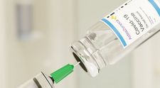 La ce trebuie să fie atenți cei vaccinați cu AstraZeneca? Un specialist explică ce sunt cheagurile de sânge