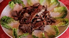Berbecuț la groapă, în stil marocan: cum au gătit chef Cătălin Scărlătescu și Florin Dumitrescu preparatul în emisiunea „Pe drumul gustului”