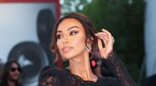 Mădălina Ghenea, într-o rochie de dantelă transparentă, pe covorul roșu, la Festivalul de Film de la Veneția