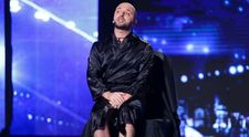 A intrat pe scena intr-un halat, dar a renuntat repede la el. Cum a reactionat juriul cand a vazut ce se intampla