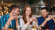 Cum a reușit proprietarul unui restaurant din Italia să-și convingă clienții să lase telefoanele la intrare! Ce primesc aceștia din partea casei