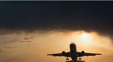 O femeie a fost dată afară dintr-un avion după ce a fumat printre pasageri